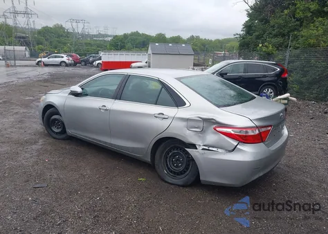 2015 Toyota Camry Le/Se/Xle/Xse z USA, uszkodzony, nr VIN 4T1BF1FK8FU082871